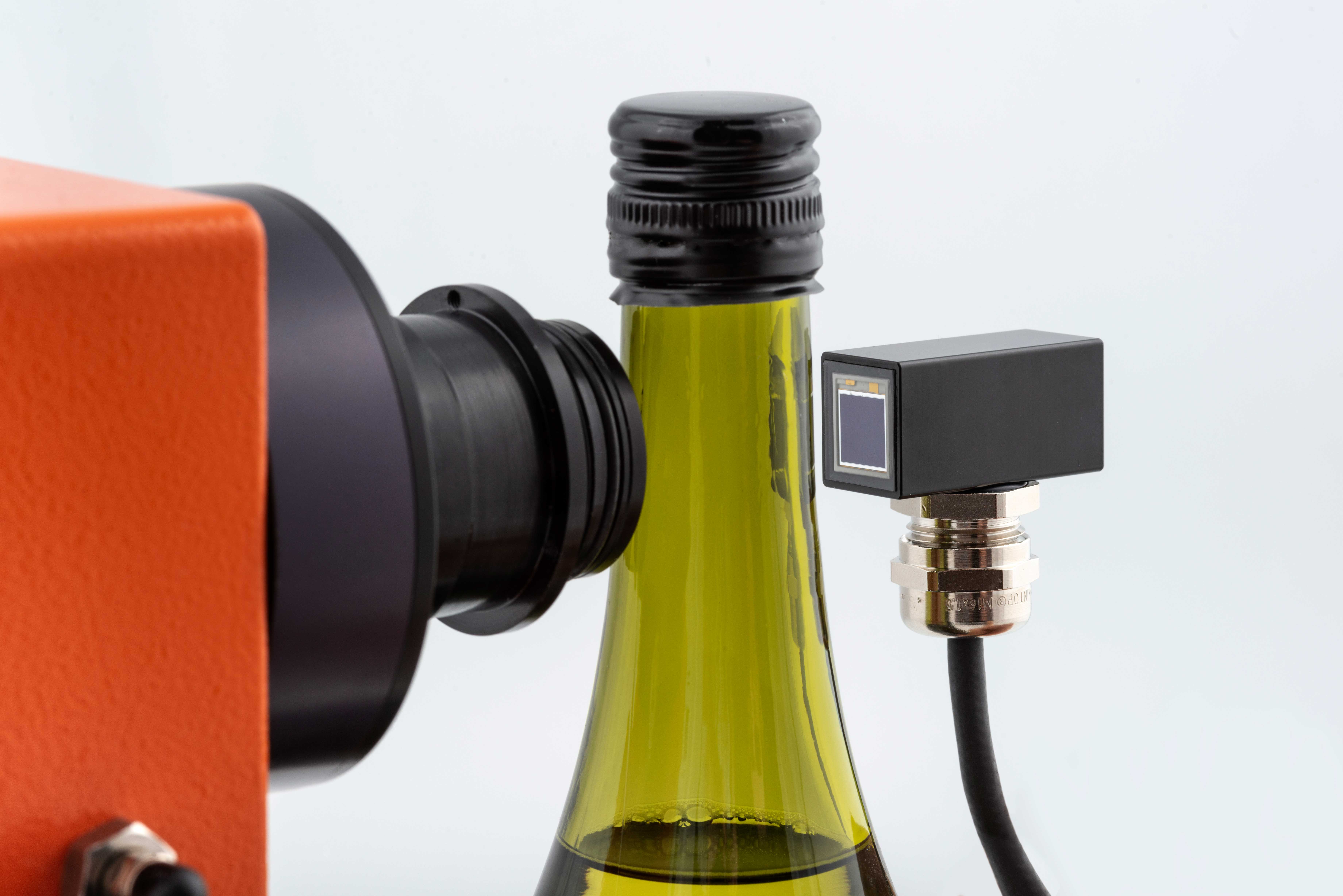 Non-destructive in-line quality inspection of carbonated beverage bottles
